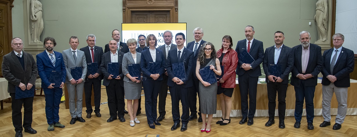 Az MTA Kiváló Kutatóhely minősítést elnyert intézmények képviselői az akadémiai ünnepségen az MTA vezetőivel