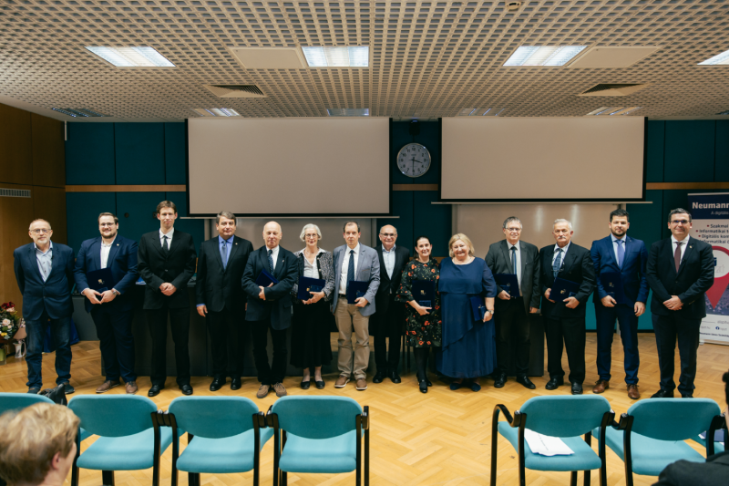 Balról jobbra: Dr. Beck György, a Díjbizottság elnöke,  Dr. Gaál Bence, Dr. Éles András,  Dr. Fazekas Attila, Prof. Dr. Szolgay Péter Norbert, Prof. Dr. Hangos Katalin, Prof. Dr. Szederkényi Gábor, Bárány Sándor, Aknai Dóra Orsolya, Prof. Dr. Takács Márta, Dr. Kelemen András Félix,  Majoros József, Dr. Cserép Máté, Prof. Dr. Kovács Levente elnök