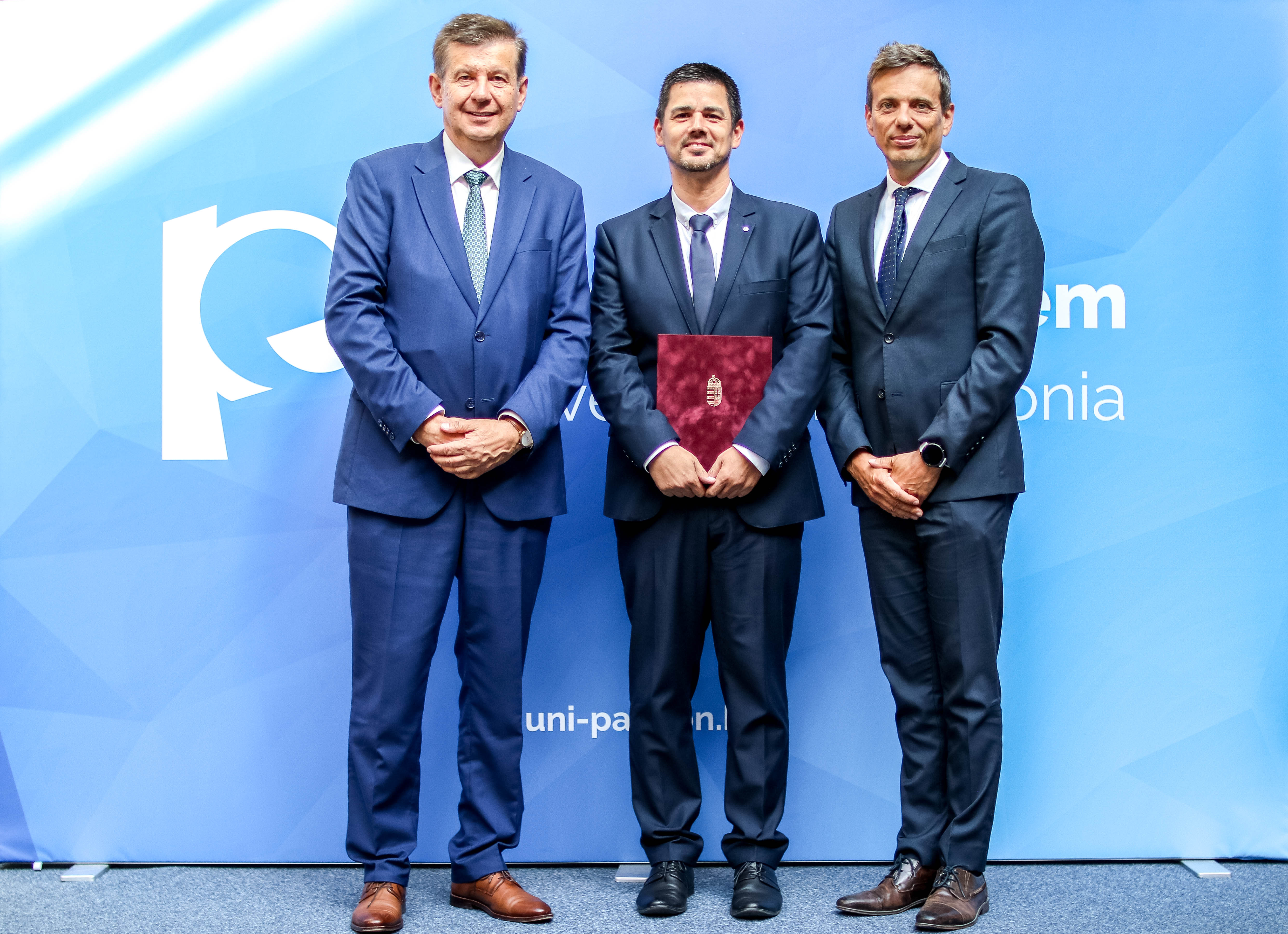 Sipos Imre köznevelésért felelős helyettes államtitkár, Dr. Süle Zoltán dékán és Prof. Dr. Abonyi János rektor