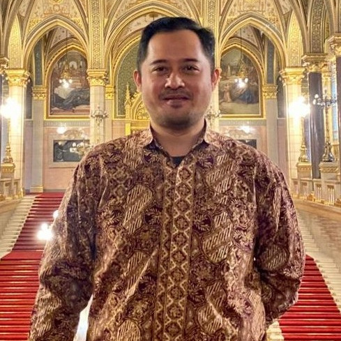 Presenting: Mochammad Hannats Hanafi Ichsan